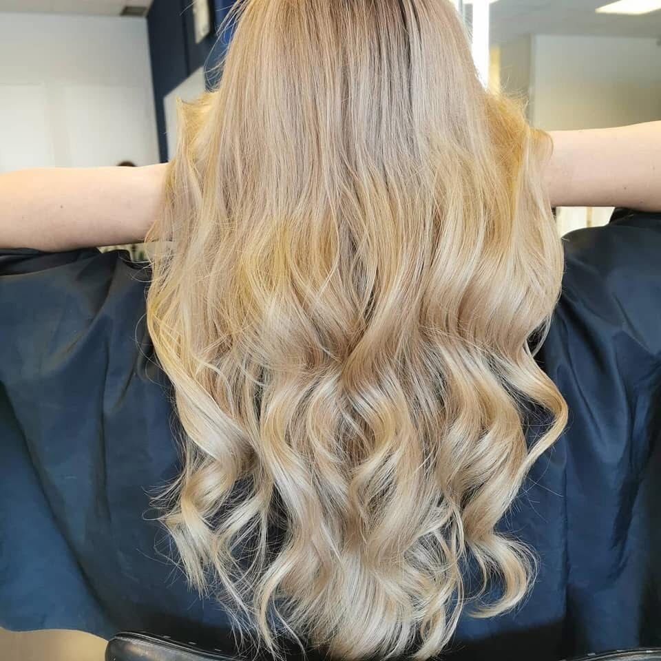 Balayage blond i fale